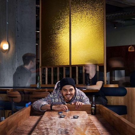 Lylo Auckland Hotel Exterior foto A sushi chef at work