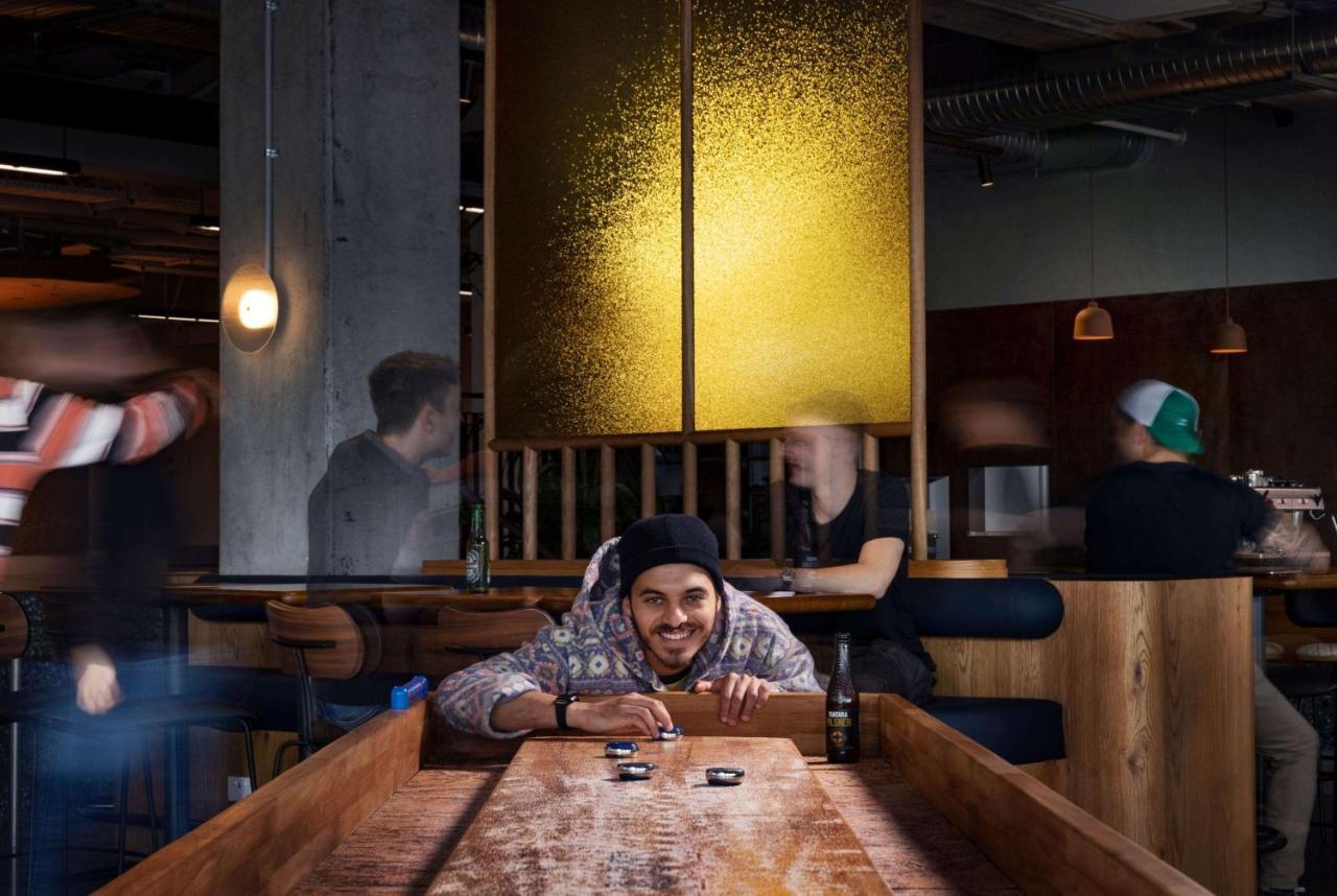 Lylo Auckland Hotel Exterior foto A sushi chef at work